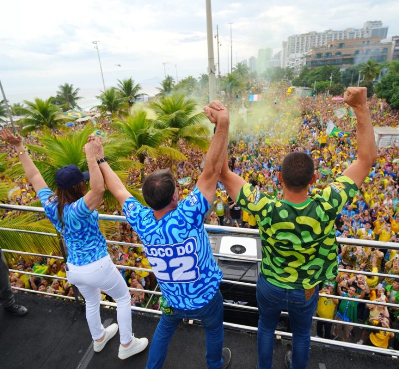 Flávio Bolsonaro encerra campanha na Barra da Tijuca