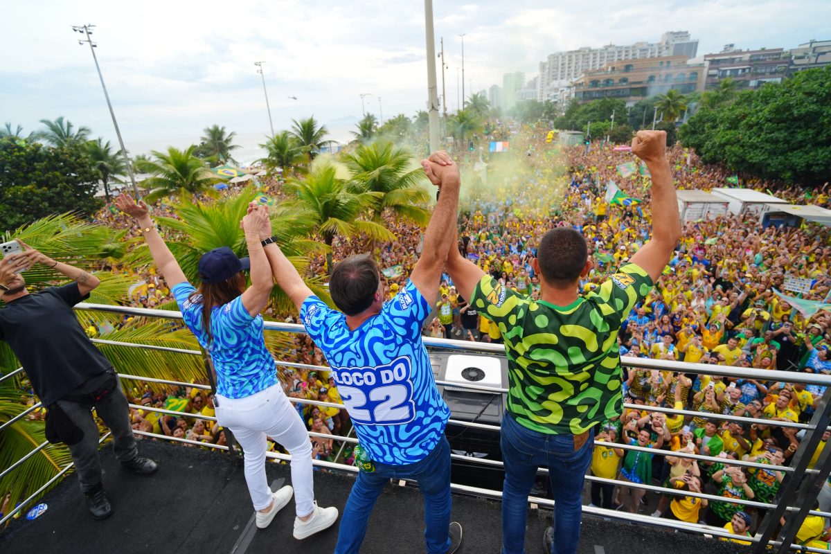 Flávio Bolsonaro encerra campanha do segundo turno com ato na Barra da Tijuca