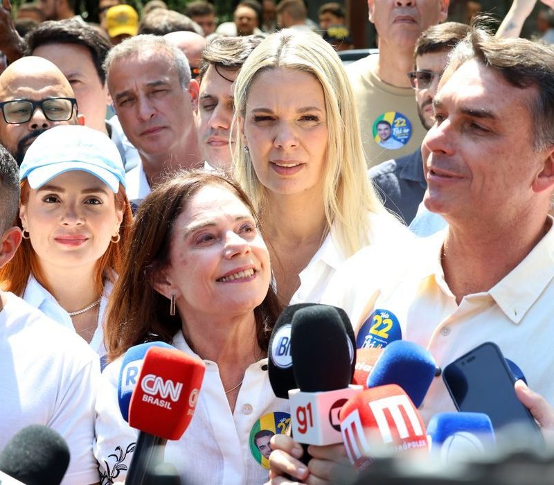 Flávio Bolsonaro e Douglas Ruas fazem ato de campanha no Rio de Janeiro