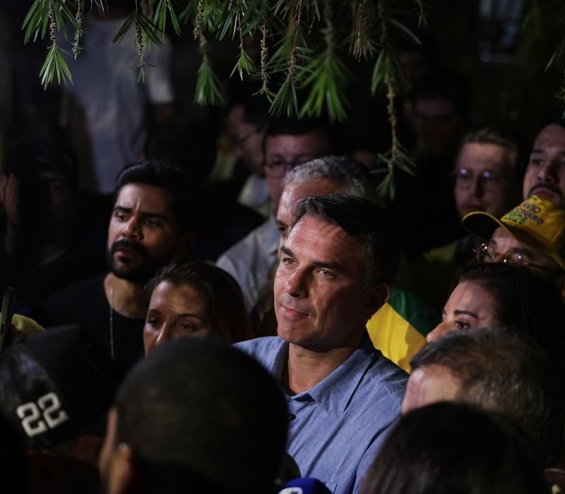 Flávio Bolsonaro condiciona liberação de sigilos a exigências contra Lula