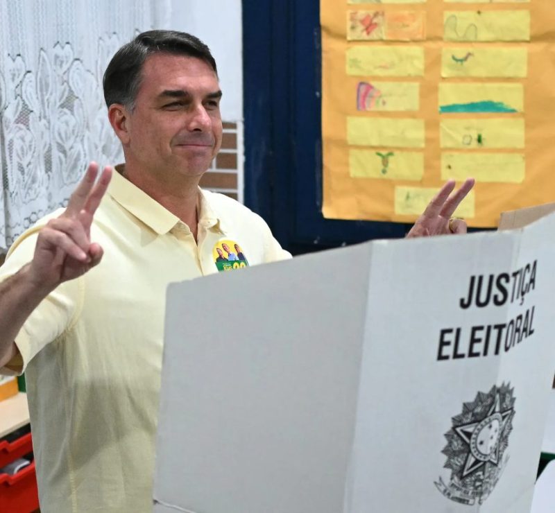 Flávio Bolsonaro recua e mira cassação da chapa de Lula