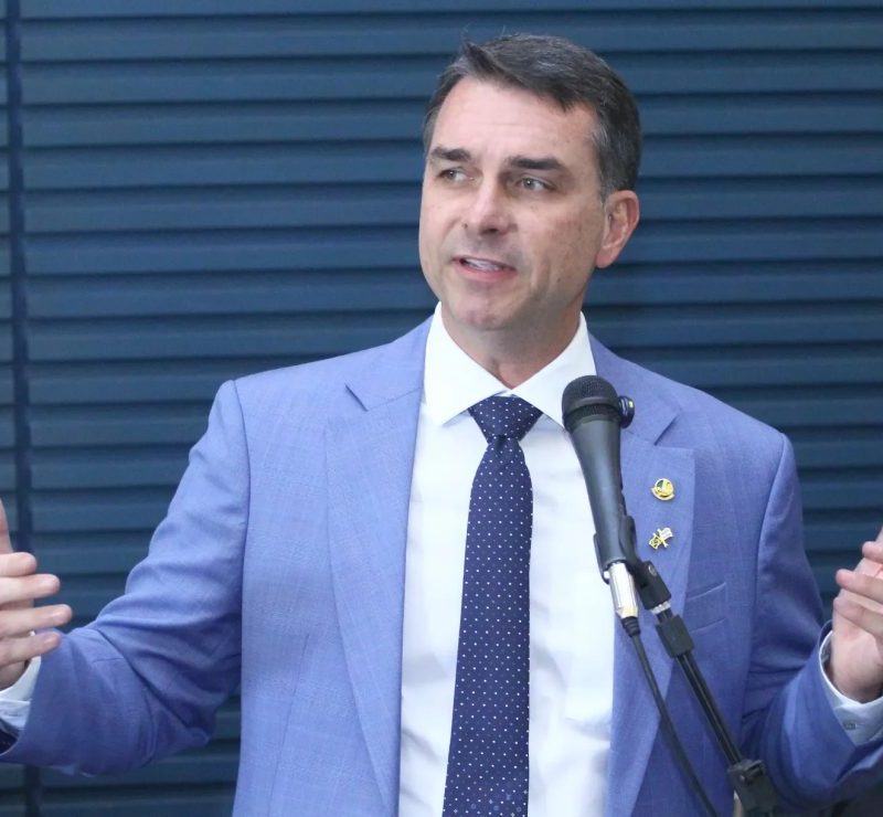 Plano de Flávio Bolsonaro inclui corte de gastos e venda de imóveis