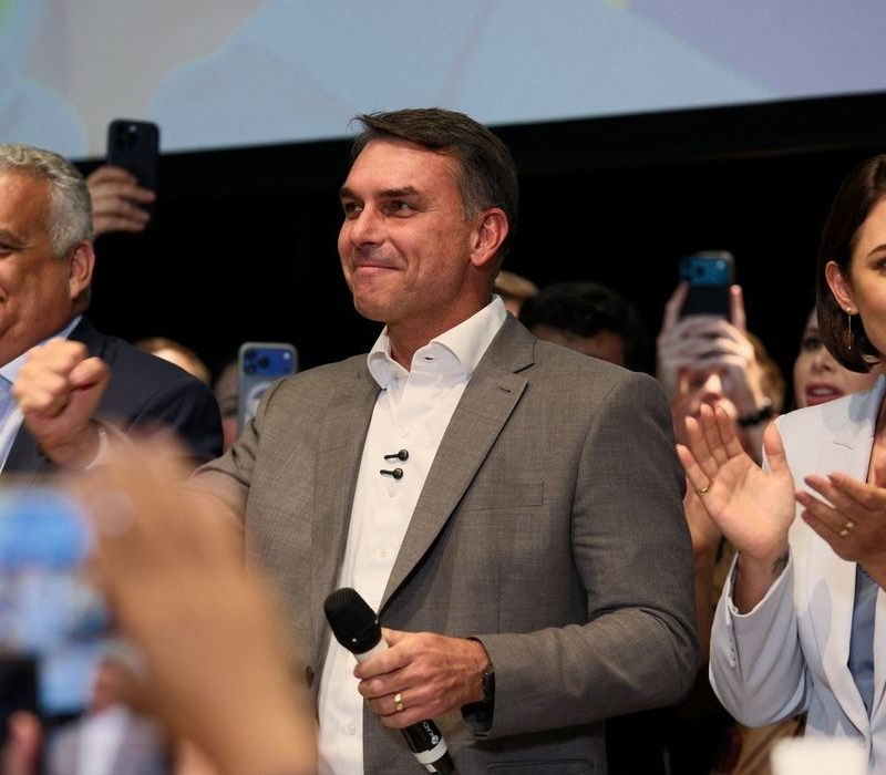 Flávio Bolsonaro ganha reforço político e defende PEC para mudanças