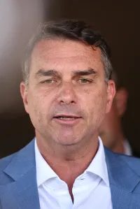 Flávio Bolsonaro recebe Podemos, governadores eleitos e faz live à noite