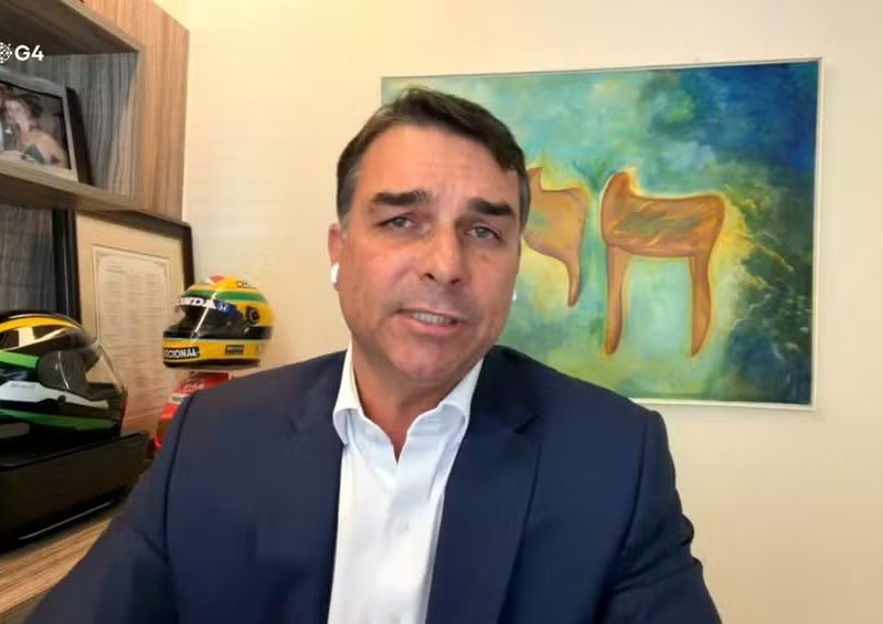 Flávio Bolsonaro condena fim de debate e apela por reação popular