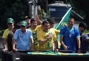 Flávio diz que enfrenta ‘inimigos mentirosos’ e Brasil passa por ‘guerra espiritual’