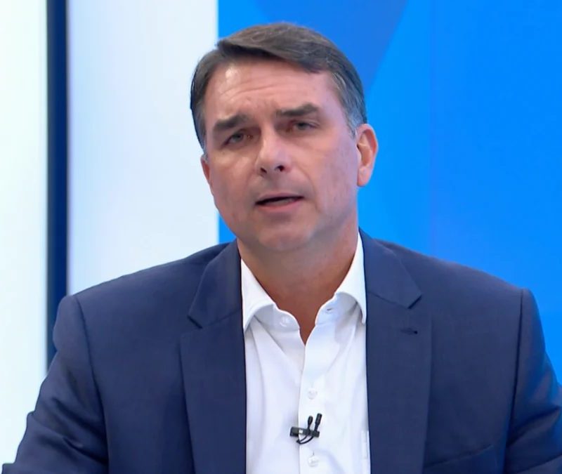 Flávio Bolsonaro garante que manterá fim da escala 6×1 se vencer eleição presidencial