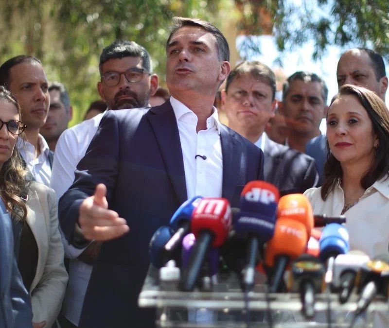 Flávio rejeita corte em aposentadorias e critica o PT em campanha