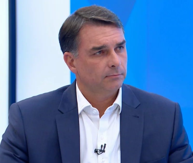 Flávio Bolsonaro afasta pai de cargo e descarta irmão no Itamaraty