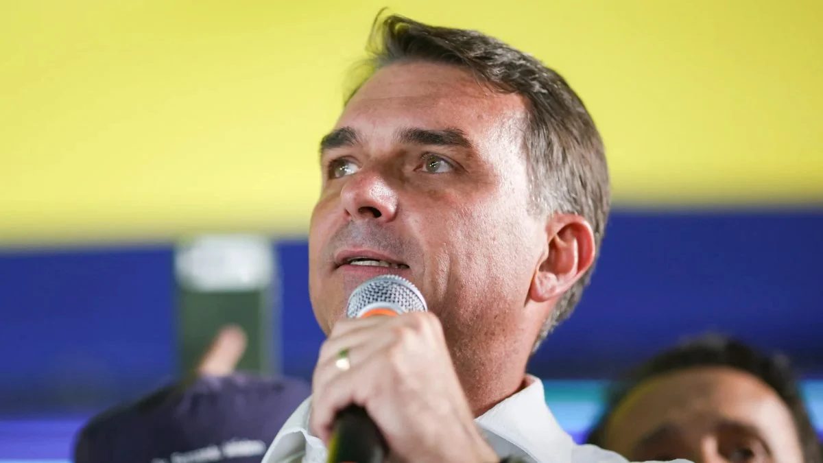 Flávio pede que eleitores corram mais riscos nas redes sociais