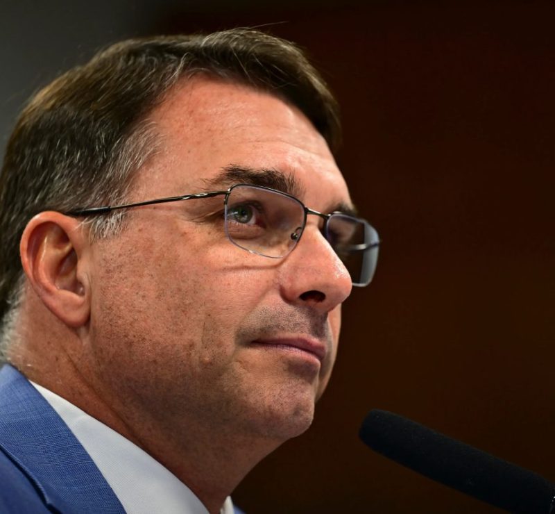 Futuro político de Flávio Bolsonaro gera incerteza após derrota