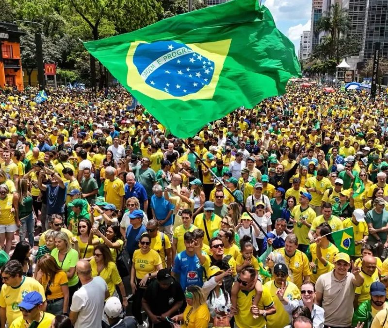 Flávio Bolsonaro faz ato na Paulista e promete ministros no STF