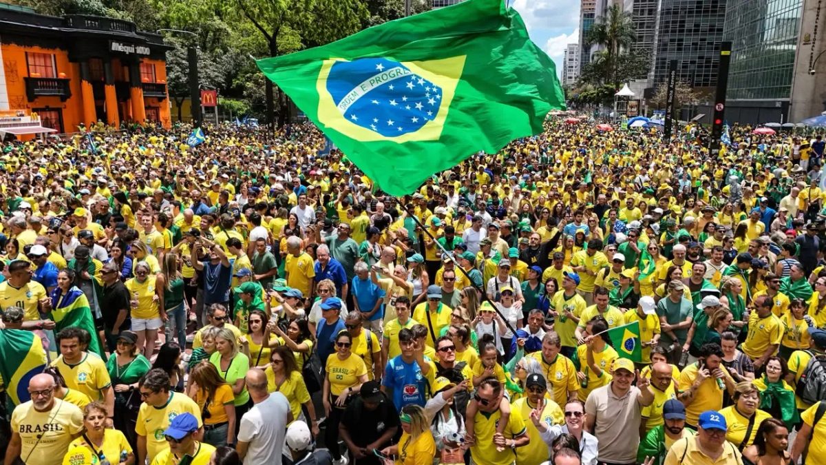 Flávio reúne apoiadores em ato na Paulista a uma semana do segundo turno