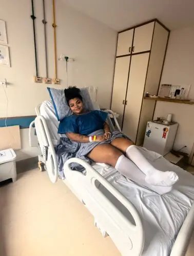 Flora Cruz passa por cirurgias reparadoras após perder 48 kg; saiba detalhes Flora Cruz, filha de Arlindo Cruz, passa por cirurgia após perder 48 kg e celebra resultado