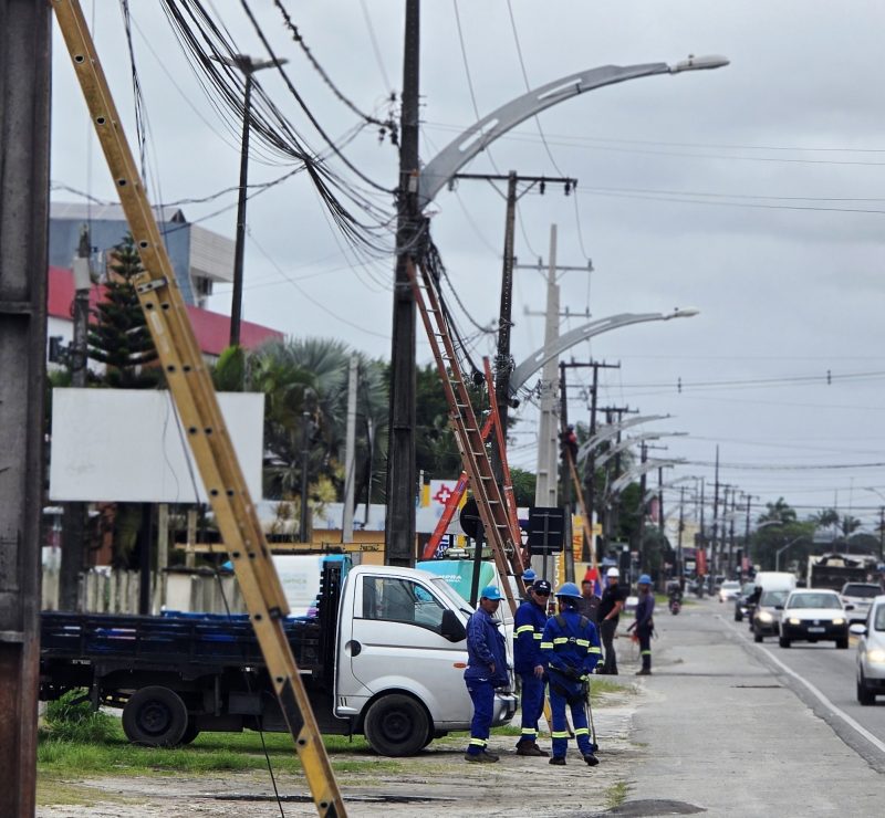 Pontal do Paraná retira 800 quilos de cabos antigos durante operação Limpa-Fios