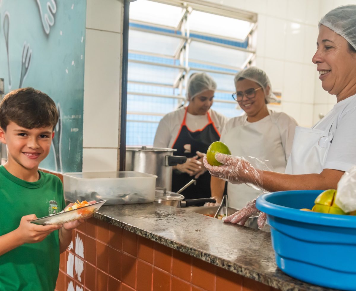 Merendeiras de Paranaguá levam cuidado e carinho para além da alimentação escolar