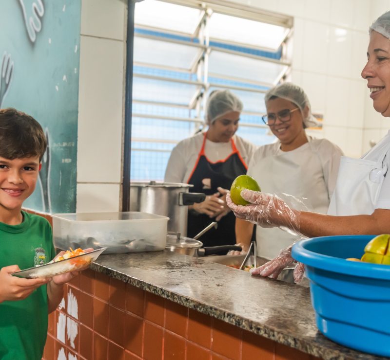 Merendeiras de Paranaguá levam cuidado e carinho para além da alimentação escolar