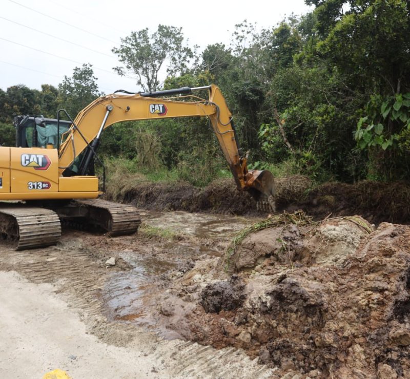 Pontal do Paraná realiza limpeza preventiva de canais antes do período de chuvas