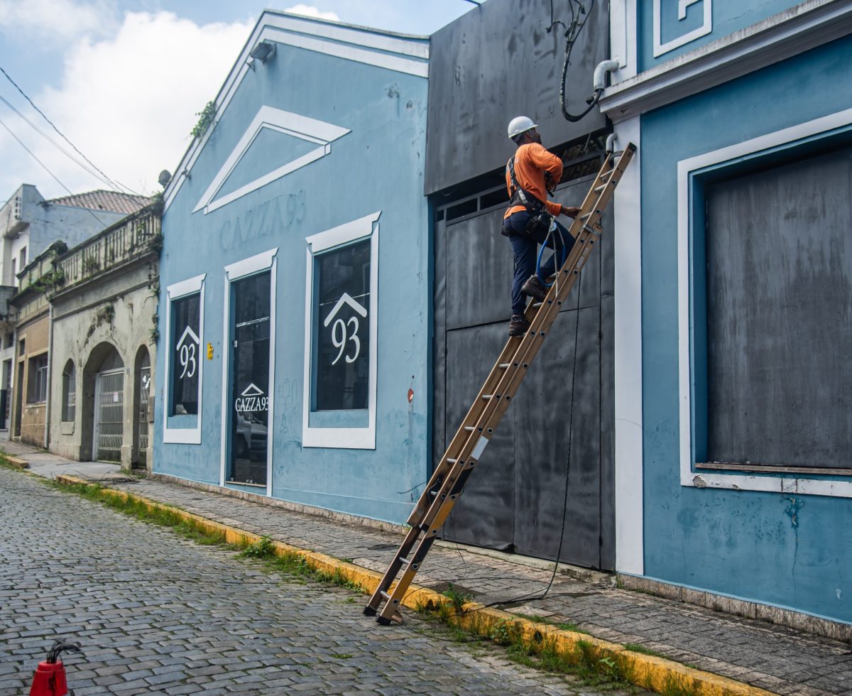 Operação retira cerca de uma tonelada de fios irregulares no Centro Histórico de Paranaguá