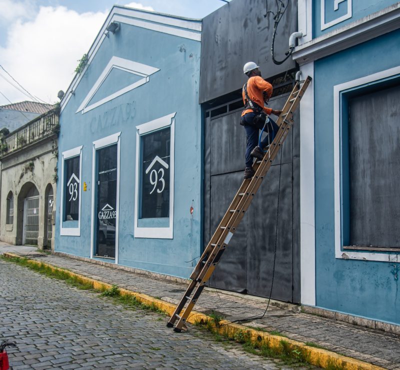 Operação retira cerca de uma tonelada de fios irregulares no Centro Histórico de Paranaguá