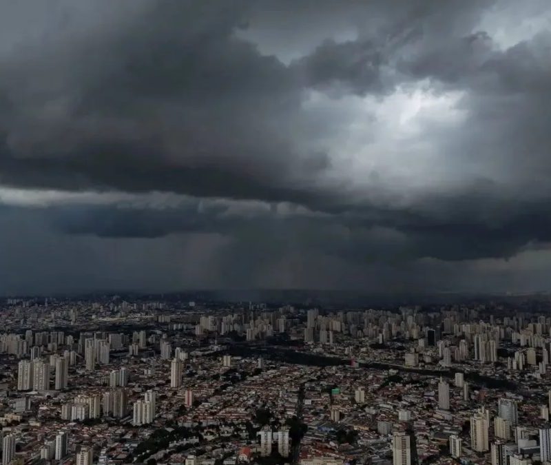 Frente fria avança com chuva e temporais em São Paulo neste domingo