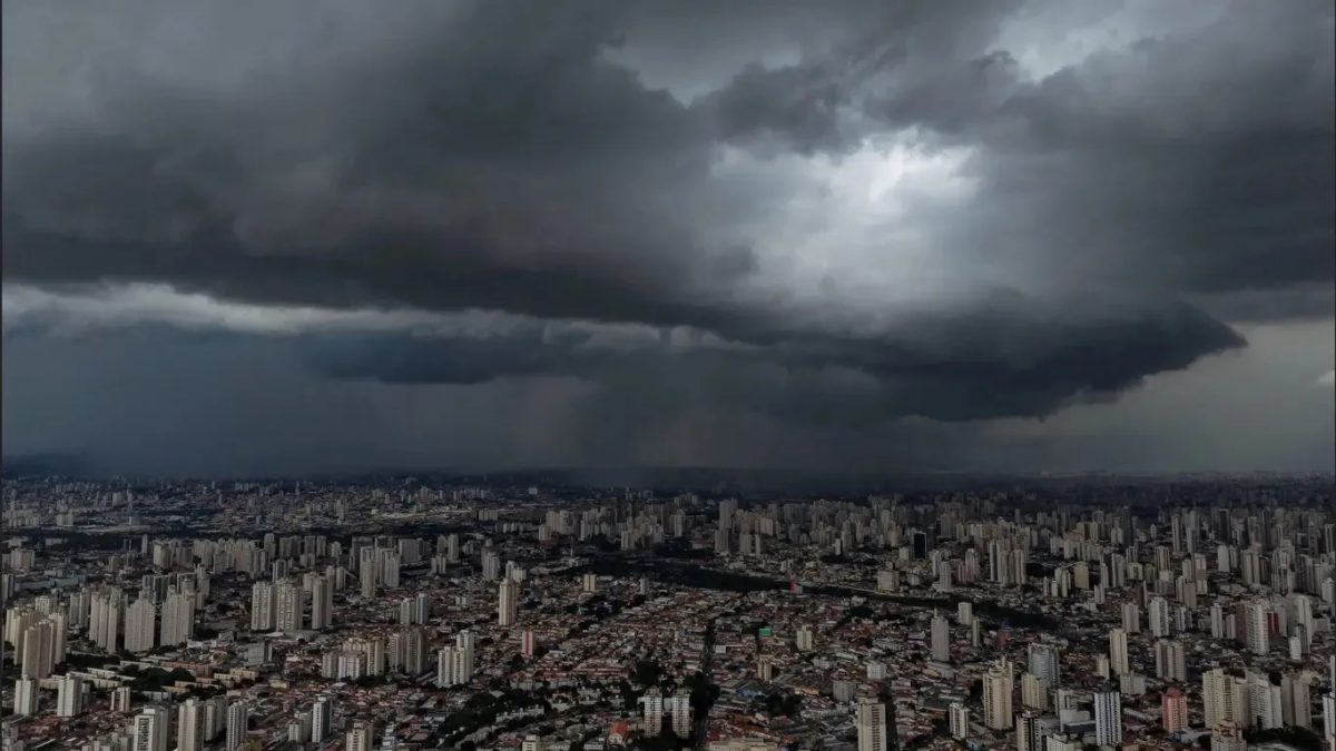 Frente fria avança com chuva e temporais em São Paulo neste domingo