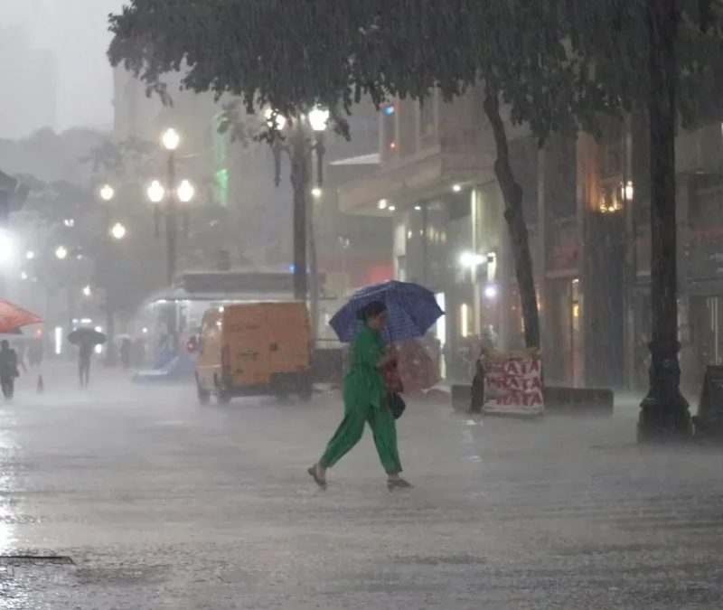Frente fria e baixa pressão espalham chuva pelo Sul e Sudeste