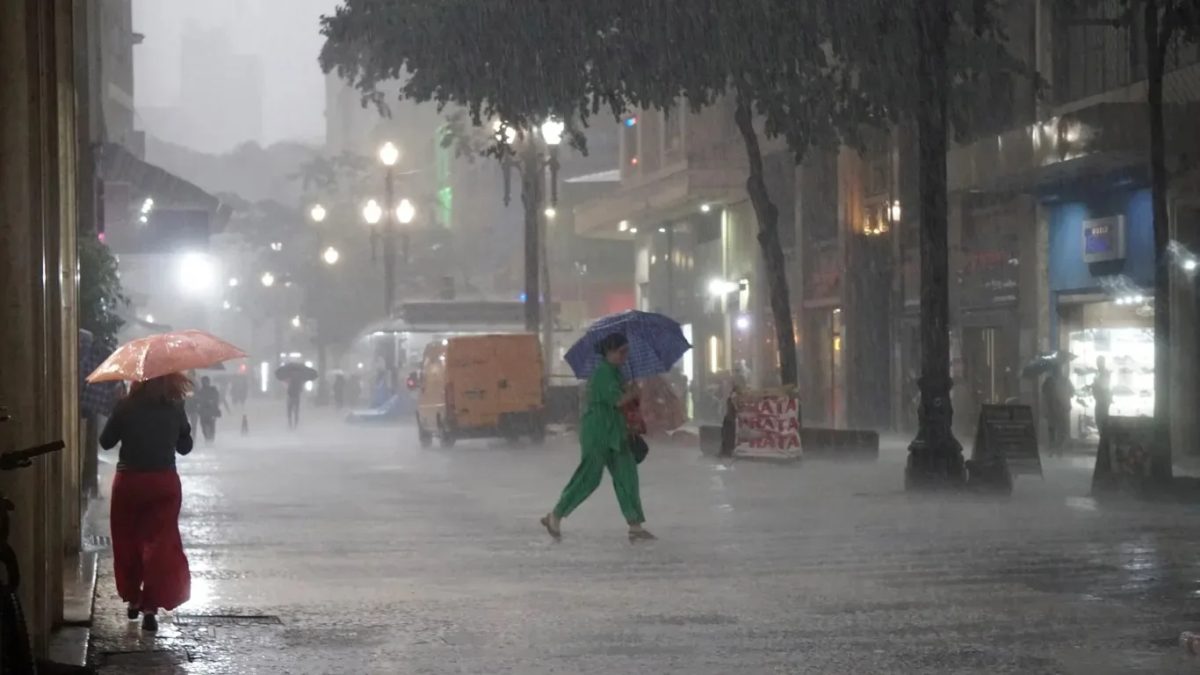 Frente fria e baixa pressão trazem mais chuva nesta terça-feira