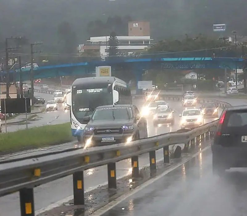 Frente fria avança pelo Brasil com temporais e risco de granizo