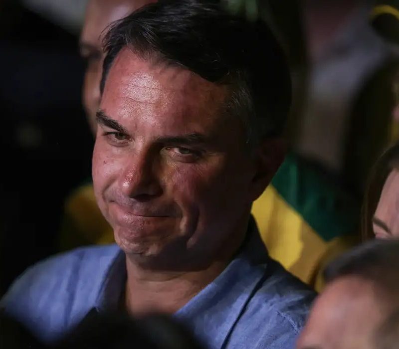 Carta golpista e fuga isolam senador Flávio Bolsonaro