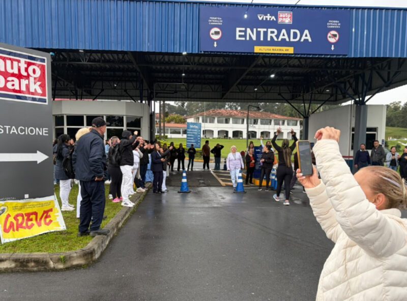 Funcionários do Hospital Vita BR entram em greve por salários atrasados em Curitiba