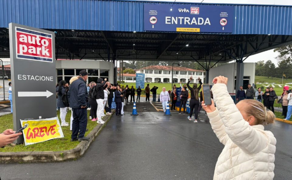 Funcionários do Hospital Vita BR entram em greve por salários atrasados em Curitiba