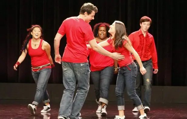 Glee: Duas estrelas do elenco original estariam em negociações para o reboot; saiba quem Glee