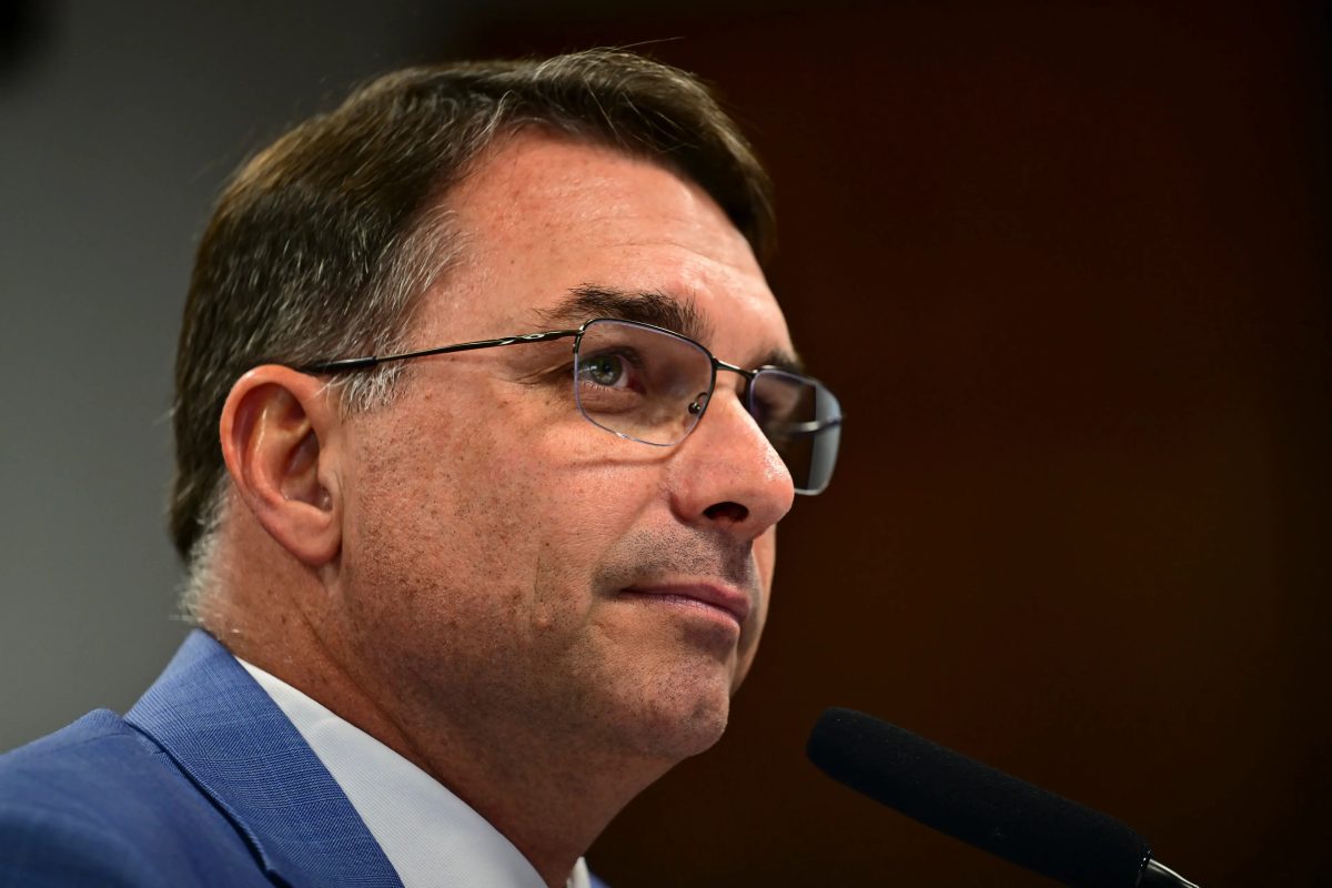 Governo Trump emitirá vistos para Flávio Bolsonaro e sua família entrarem nos EUA, diz agência