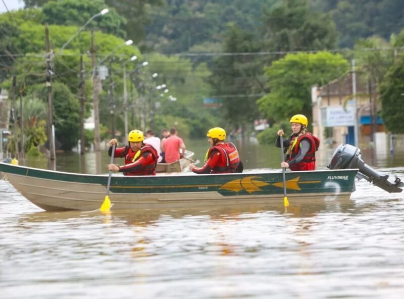 Alerta máximo no Paraná: chuva extrema pode somar 700 mm até outubro