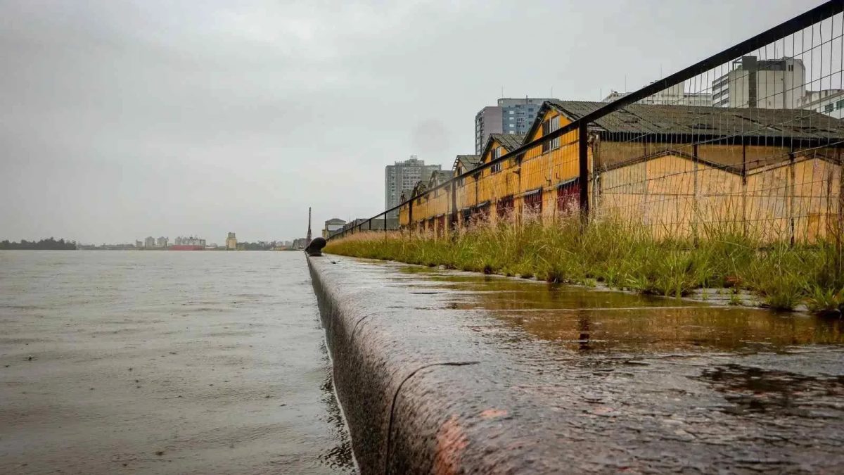 Guaíba completa duas semanas sob cheia em Porto Alegre