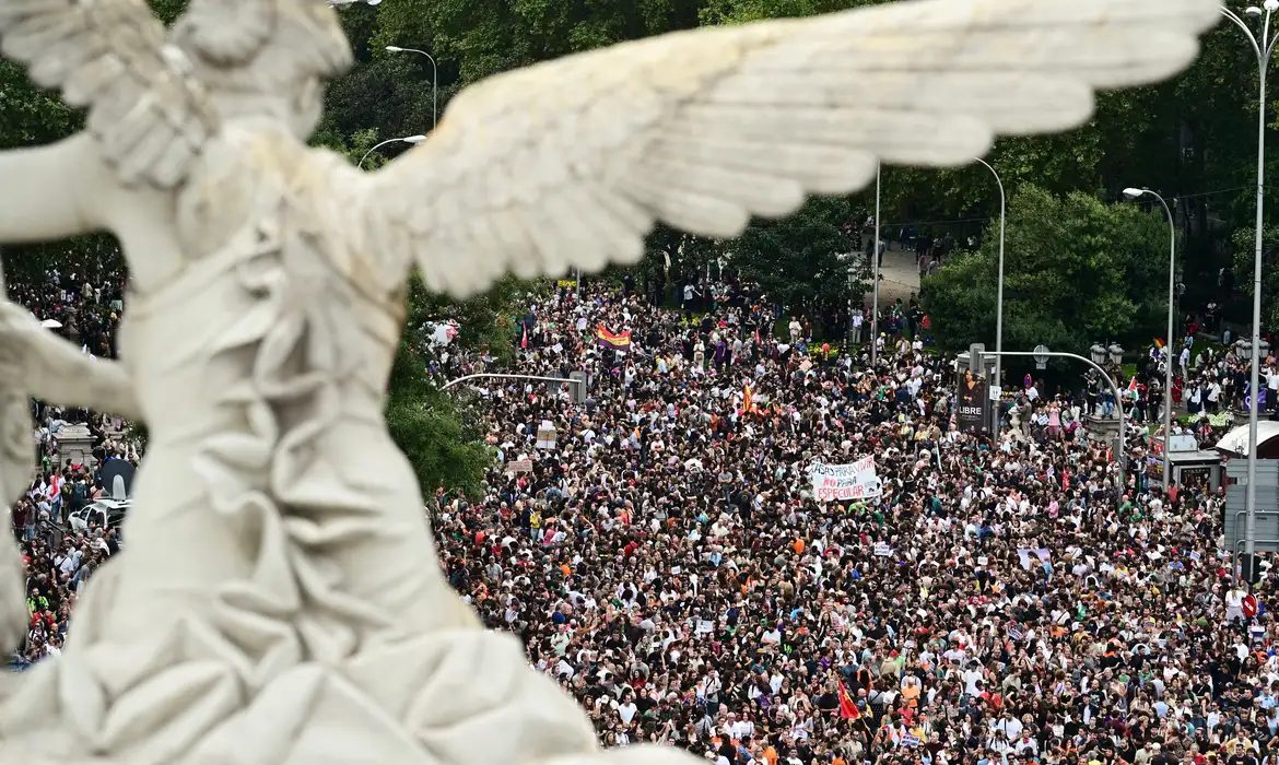 Habitação: Espanha antecipa eleições; sindicatos chamam à greve geral