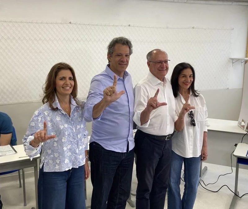 Haddad vota em São Paulo ao lado de aliados de peso