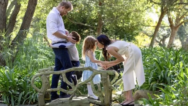 Príncipe Harry e Meghan Markle continuam sem ver o rei Charles após mudança