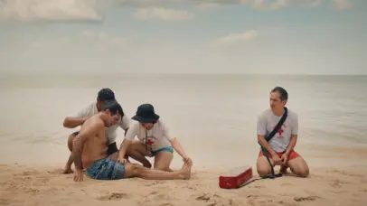 ‘Homem ao Mar’, com várias referências ao Brasil, é uma sátira social bem humorada (e um pouco confusa)