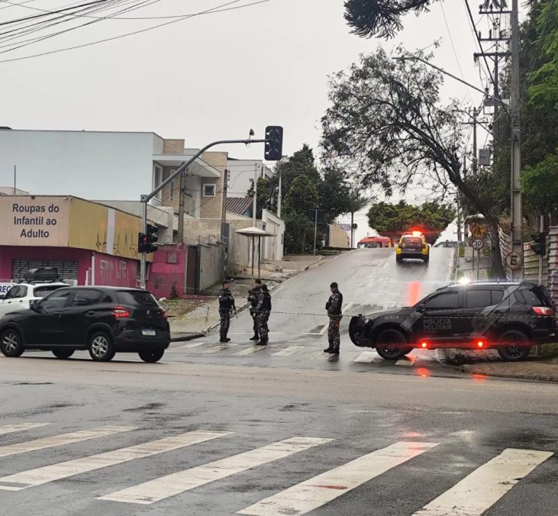 Homem invade creche com faca e faz crianças reféns em Curitiba