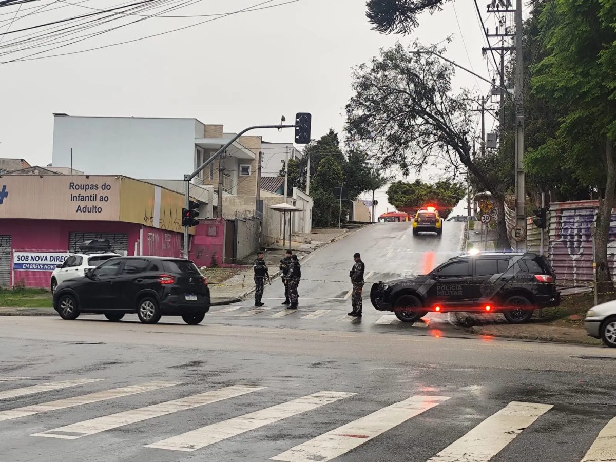 Homem armado com faca invade CMEI e mantém crianças reféns em Curitiba