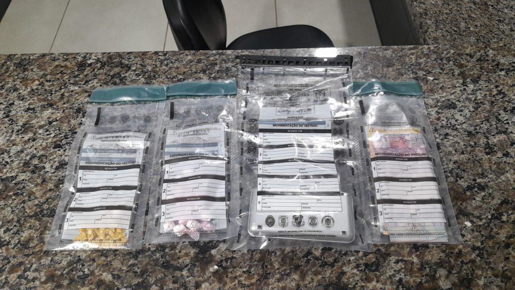 Homem foge pelos fundos de casa e abandona drogas durante perseguição em Morretes