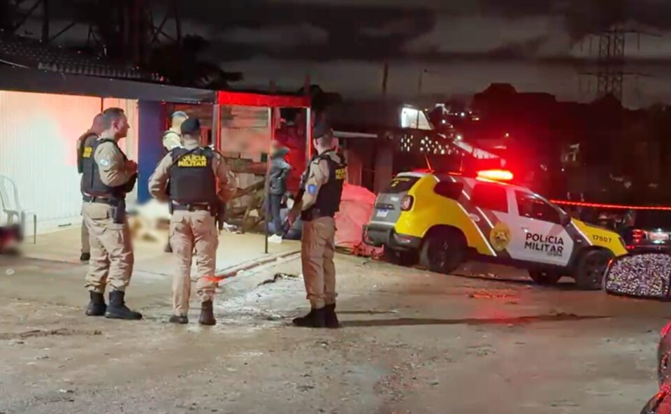 Homem morre esfaqueado ao tentar salvar amigo durante briga no Portão, em Curitiba; segunda vítima fica ferida