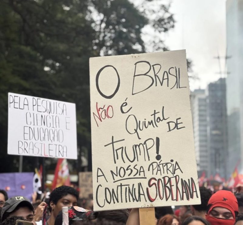 Homem rasga bandeira dos EUA em ato político na avenida Paulista