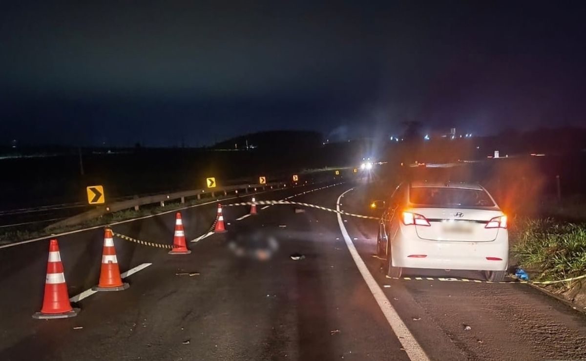 Homem tenta atravessar BR-376, é atropelado e outros dois veículos passam sobre a vítima no Paraná
