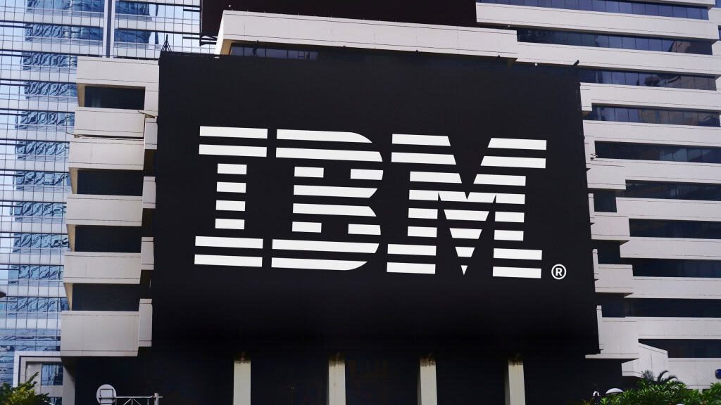 IBM supera expectativas e eleva projeção de receita com software