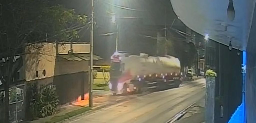 Imagens mostram momento da colisão de caminhão que matou motorista em Paranaguá