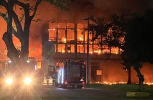 Incêndio de grandes proporções atinge prédio da Universidade Federal de Pernambuco