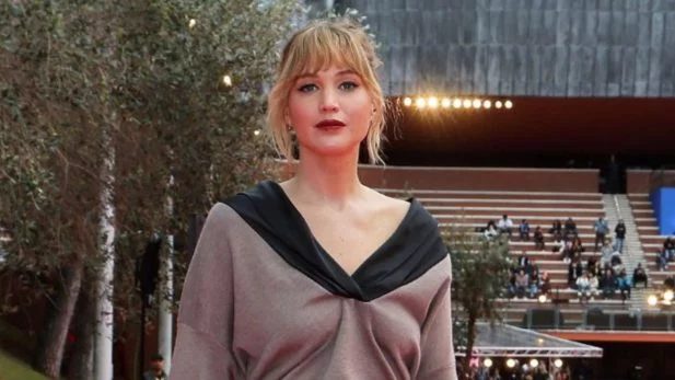 Jennifer Lawrence relembra clima tenso em beijo com Bradley Cooper